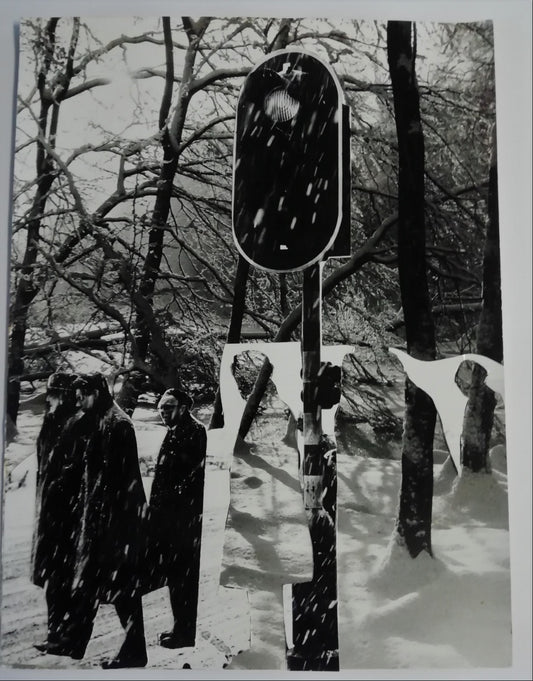 Photo collage : Hommes marchant sous la neige, fin des années 1970 argentique