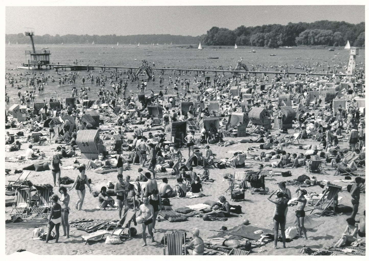 Strandbad Wannsee rivière Havel Berlin, baigneurs plage photo photographie 1964