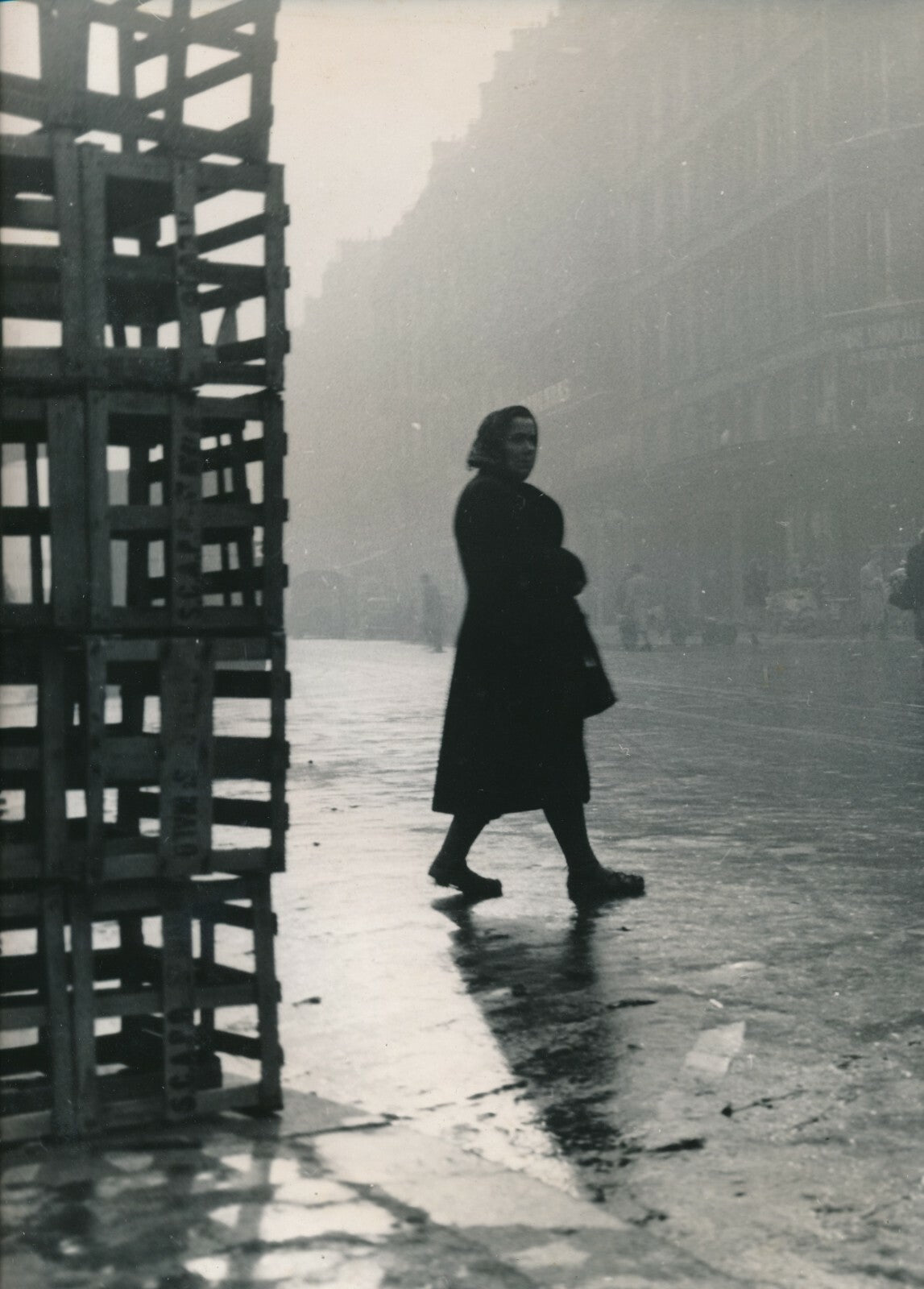 Passante, probablement vers les Halles Paris photo photographie v. 1950