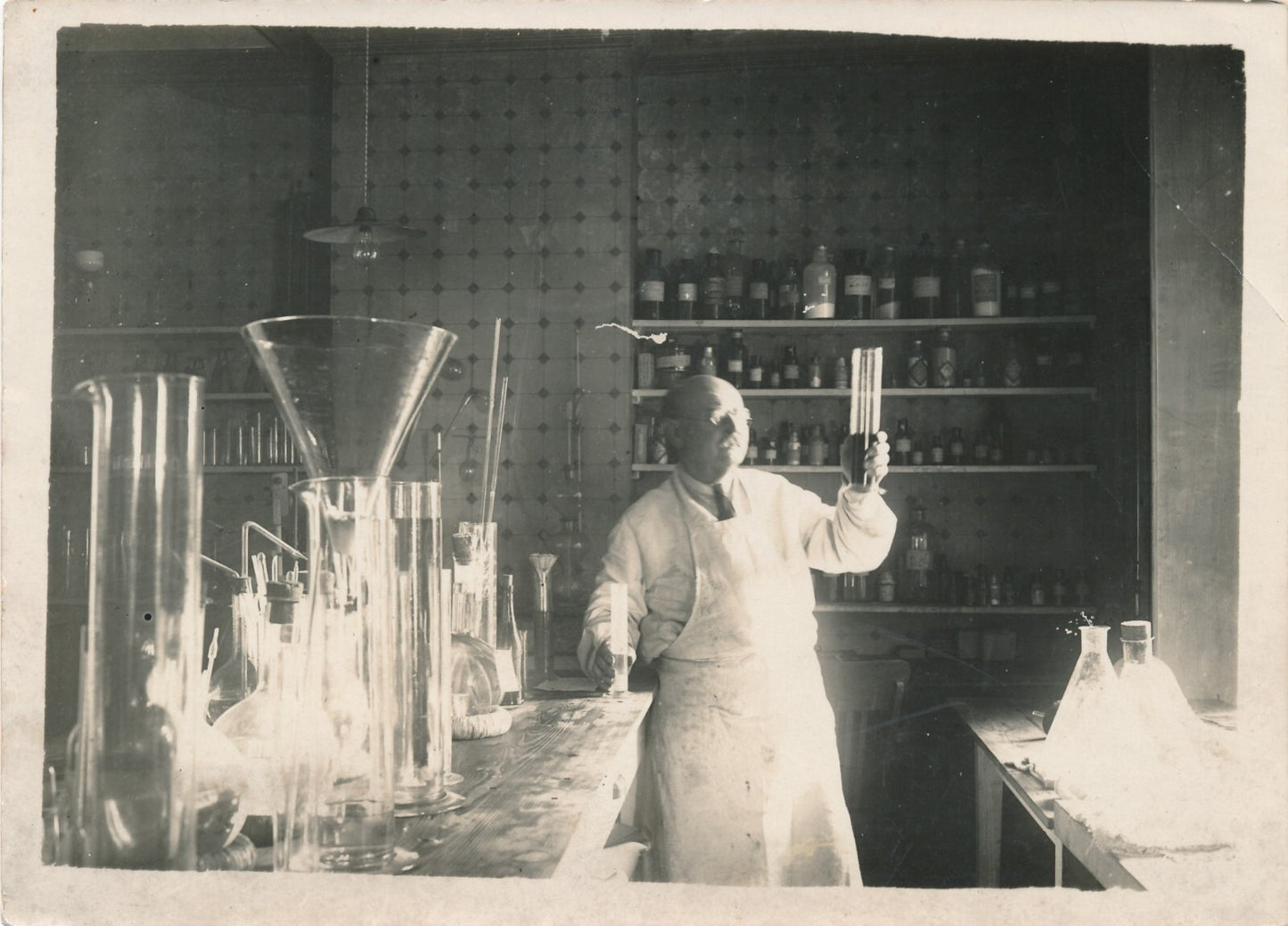 Le chimiste dans son laboratoire sciences photo photographie v. 1920