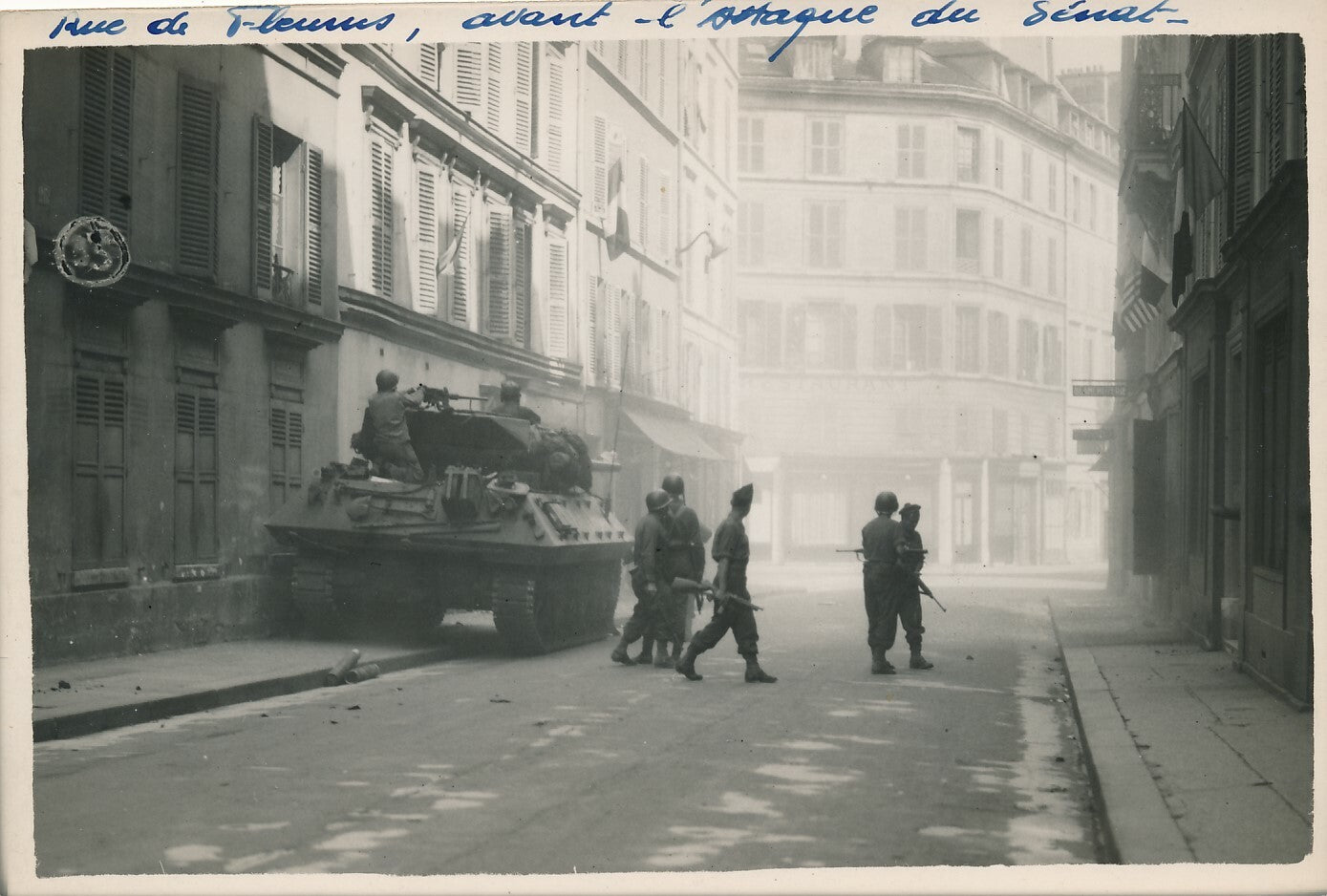 LIBÉRATION DE PARIS, 1944  12 photographies (18 x 12 cm) légendées Luxembourg
