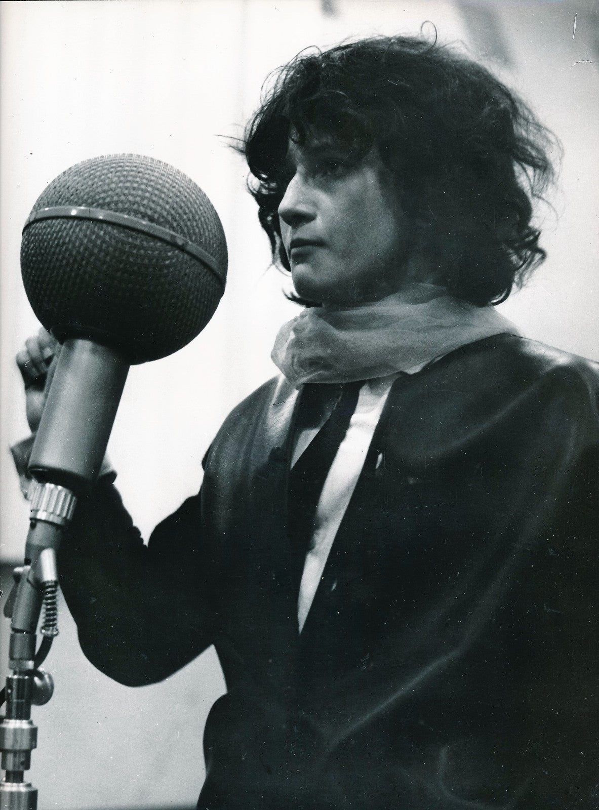 Femme au micro meeting photographie argentique époque vers 1960  Almasy Vauthey 