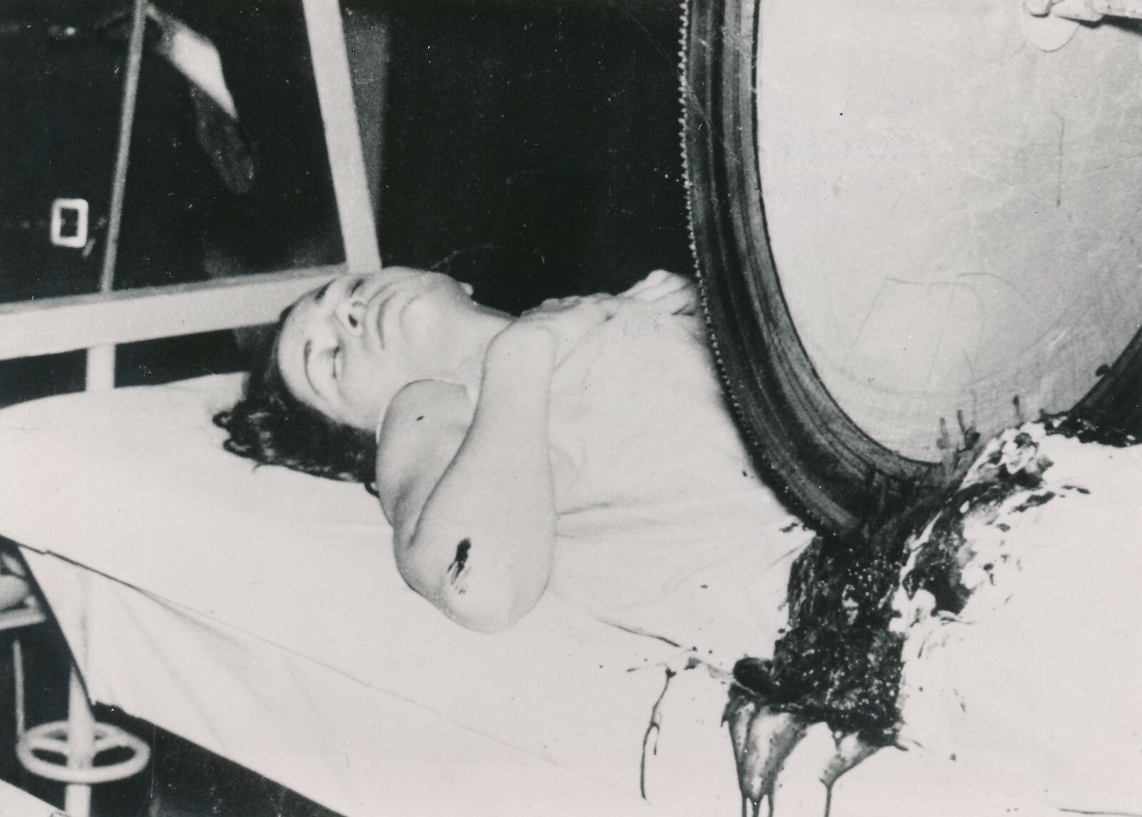 Illusionnisme horreur découpe femme photo photographie magie