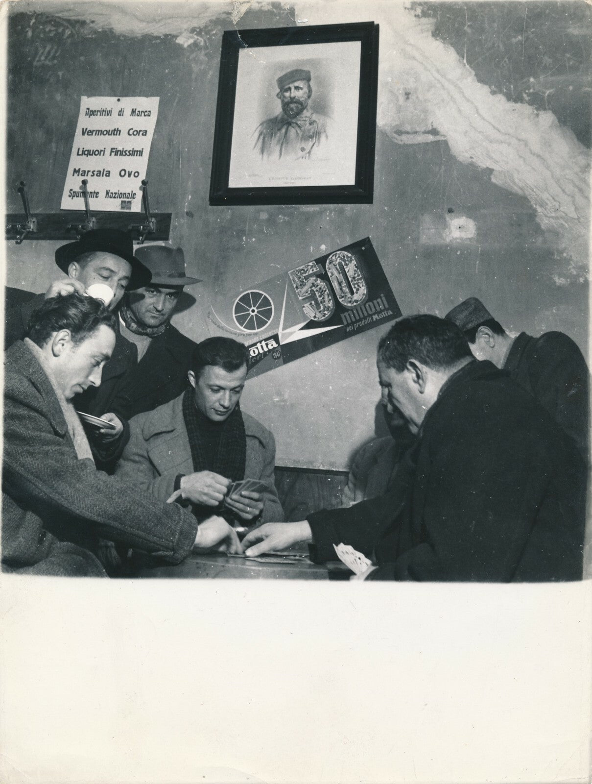 Italie bar jeu portrait Garibaldi photo photographie argentique années 1960