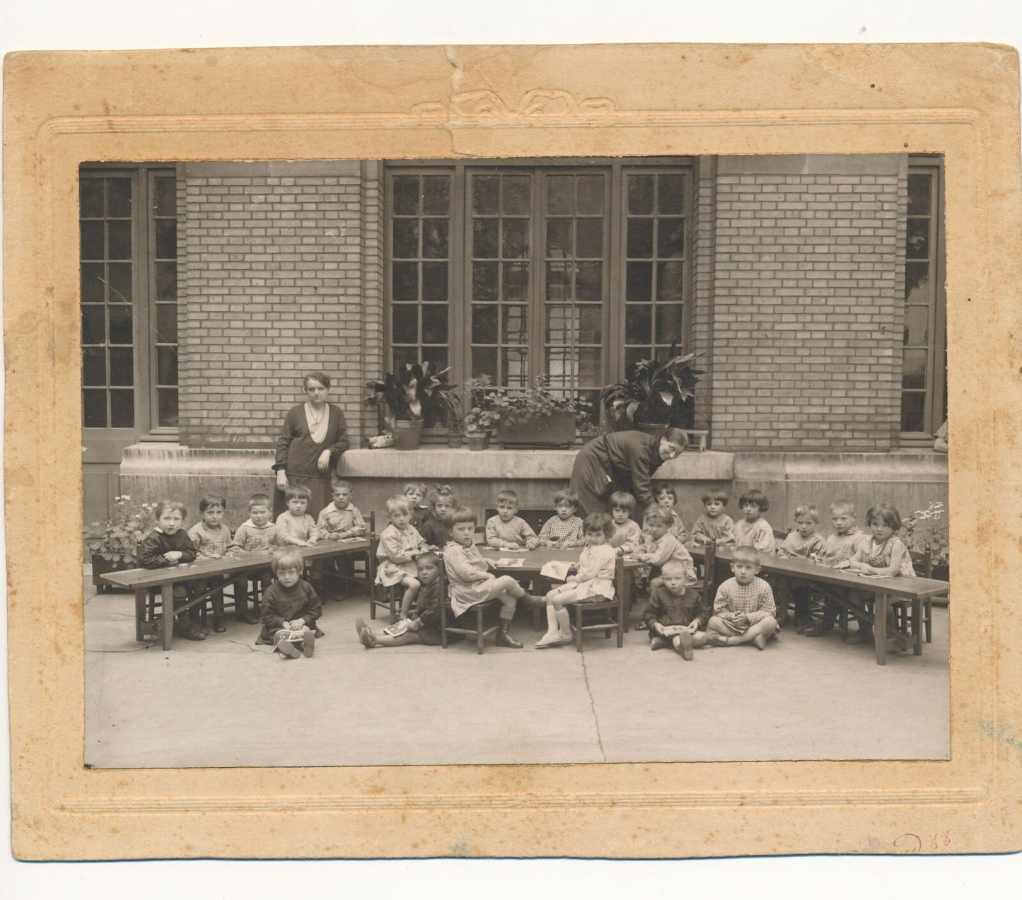 Enfants école maternelle photo photographie table cour années 1940