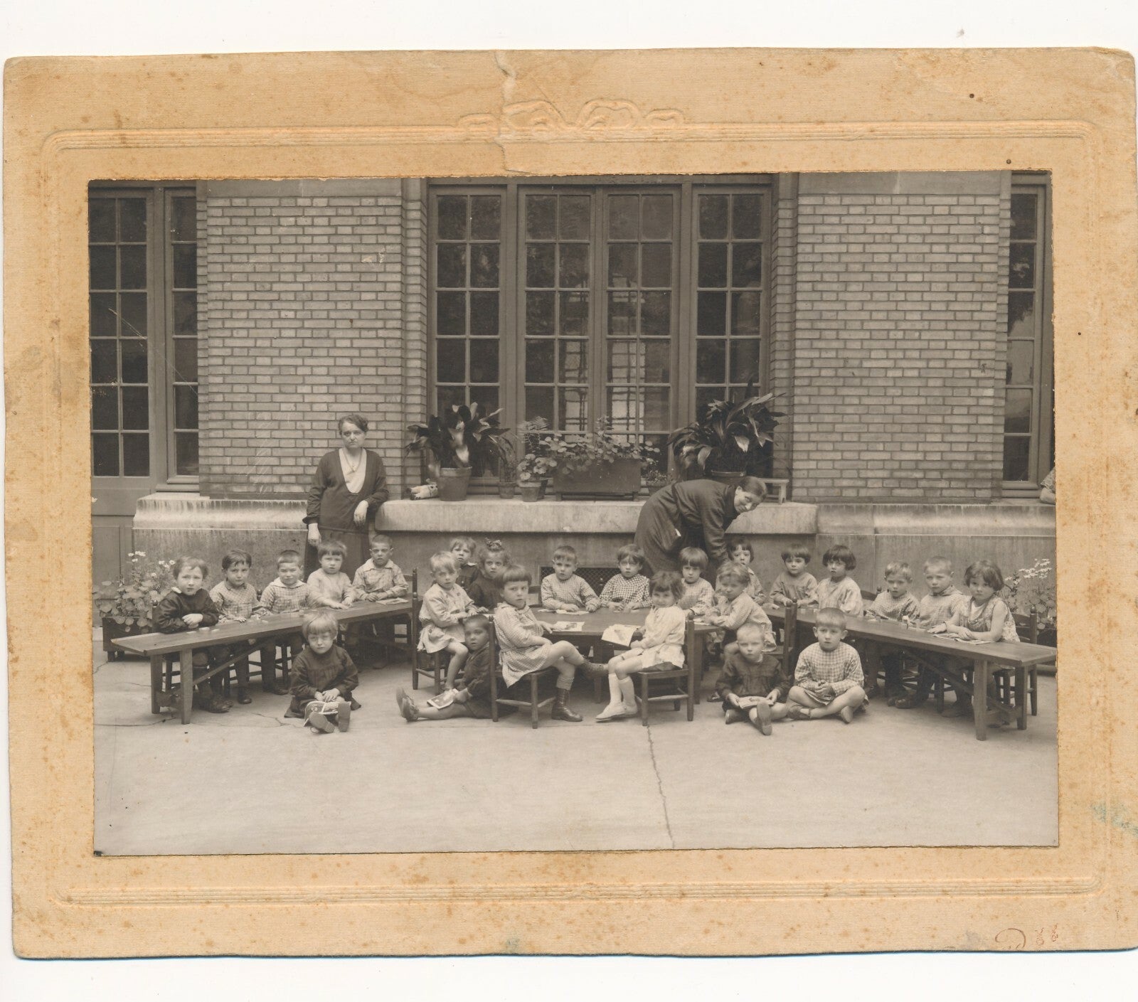 Enfants école maternelle photo photographie table cour années 1940