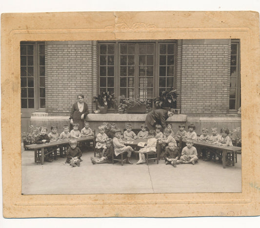 Enfants école maternelle photo photographie table cour années 1940