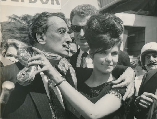 Salvador DALI à la foire du Trône serpent photo photographie époque