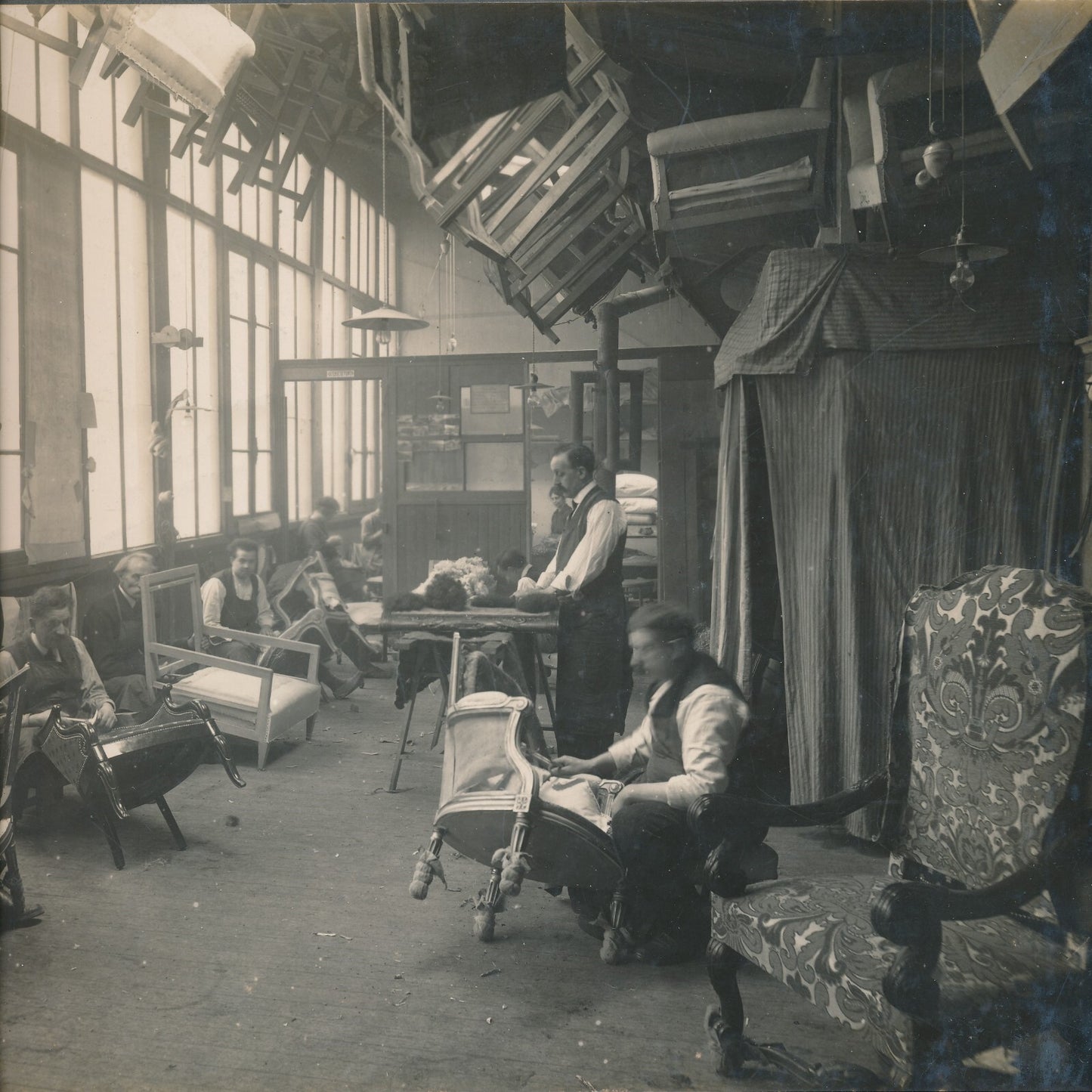 Atelier tissus ameublement tapisserie coussin 2 photo photographie v. 1940