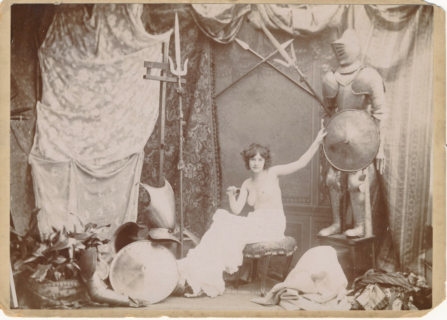 Modèle dans l’atelier photo photographie armures v. 1910 tirage citrate