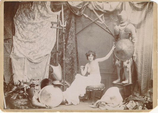 Modèle dans l’atelier photo photographie armures v. 1910 tirage citrate