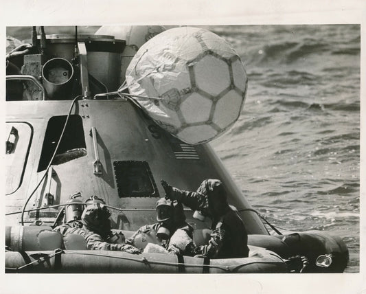 Mission Apollo 12 1969 préparation capsule mer photo photographie Nasa