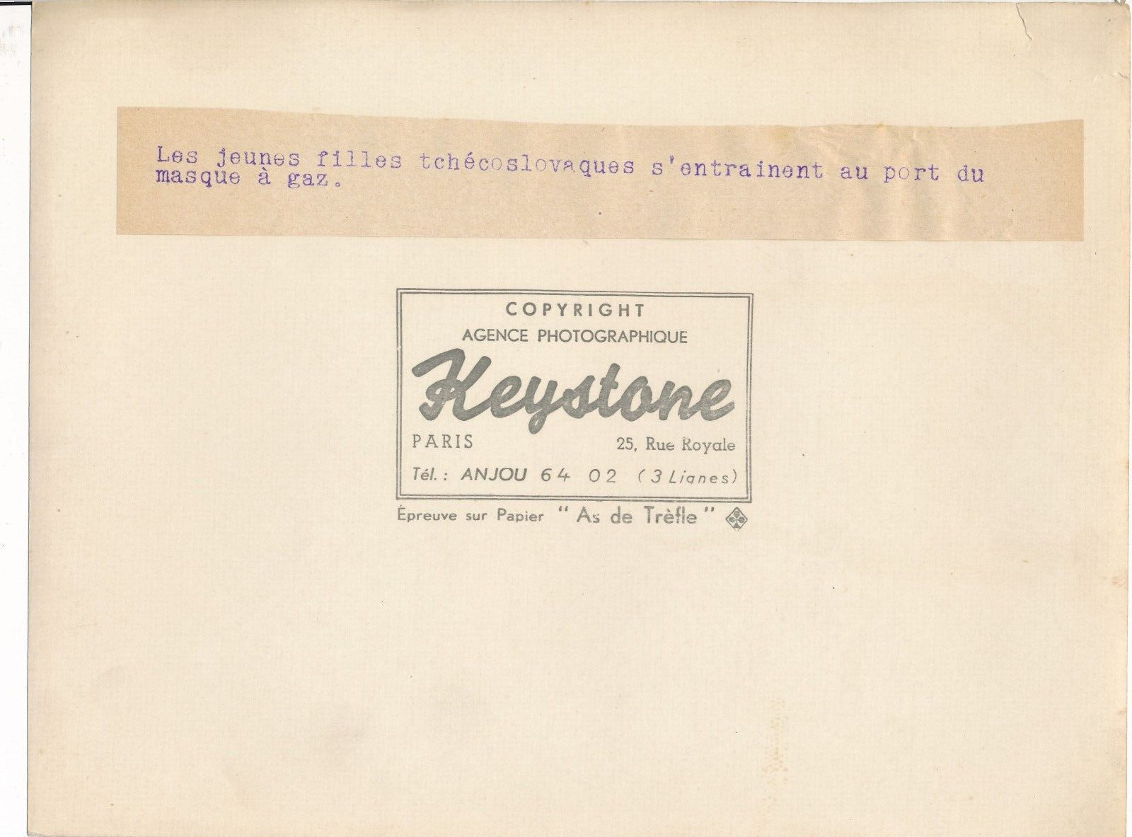 jeunes filles tchécoslovaques masque à gaz photo photographie v. 1939 Keystone