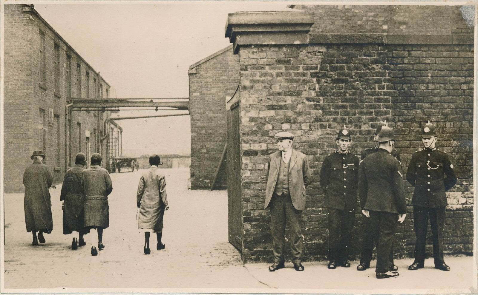 embauche ? Angleterre ? photo photraphie anonyme usine