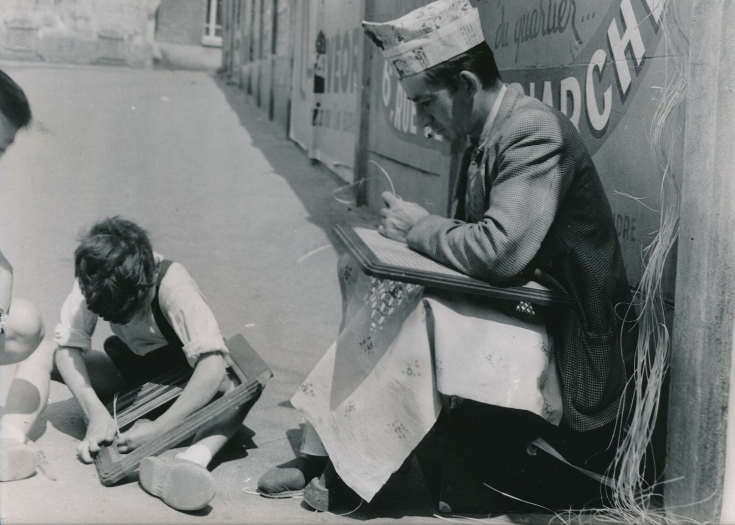 Le rempailleur avec un enfant photo photographie vintage vers 1950