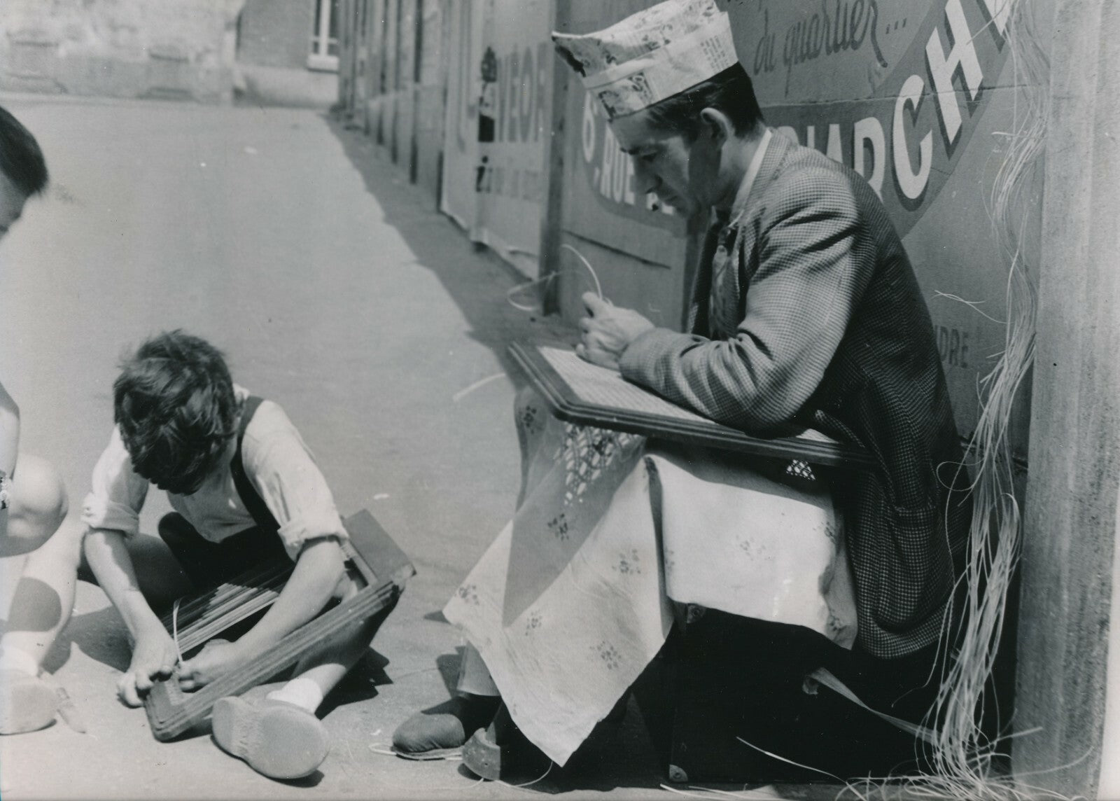 Le rempailleur avec un enfant photo photographie vintage vers 1950