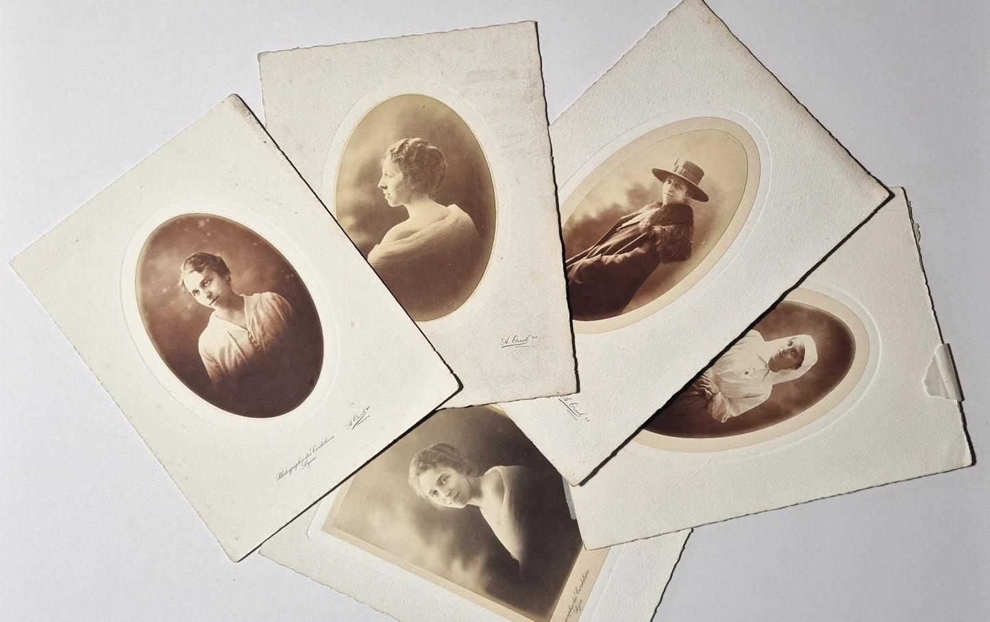 5 portraits même femme A. Orcel photographies des Cordeliers Lyon bel ensemble