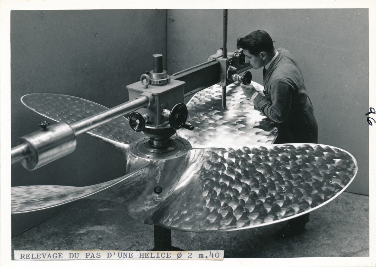 Photo ouvrier hélice aluminium 2 tirages argentique époque travail industrie