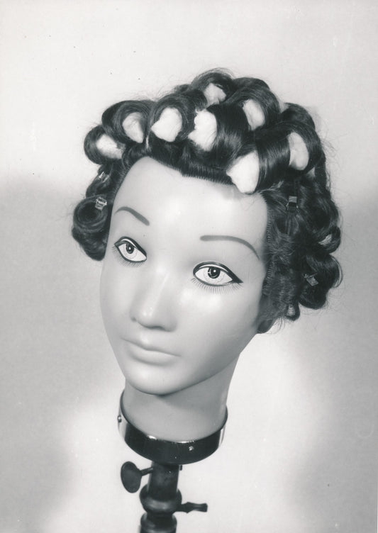 Cours coiffure essai coupe bigoudi cheveux mannequin photo photographie v. 1960