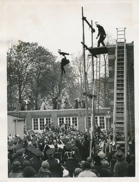 Fête pompiers Harrow Angleterre saut jeune femme photo photographie 1930