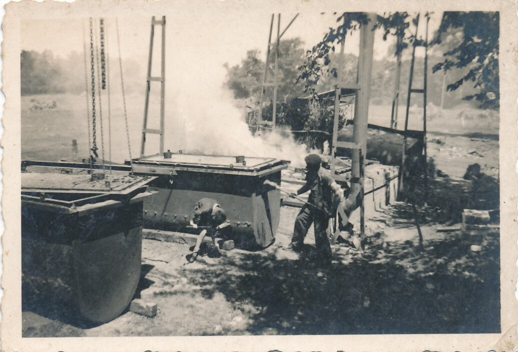 Fabrication de charbon de bois  4 photographies amateur, vers 1920 30 photo