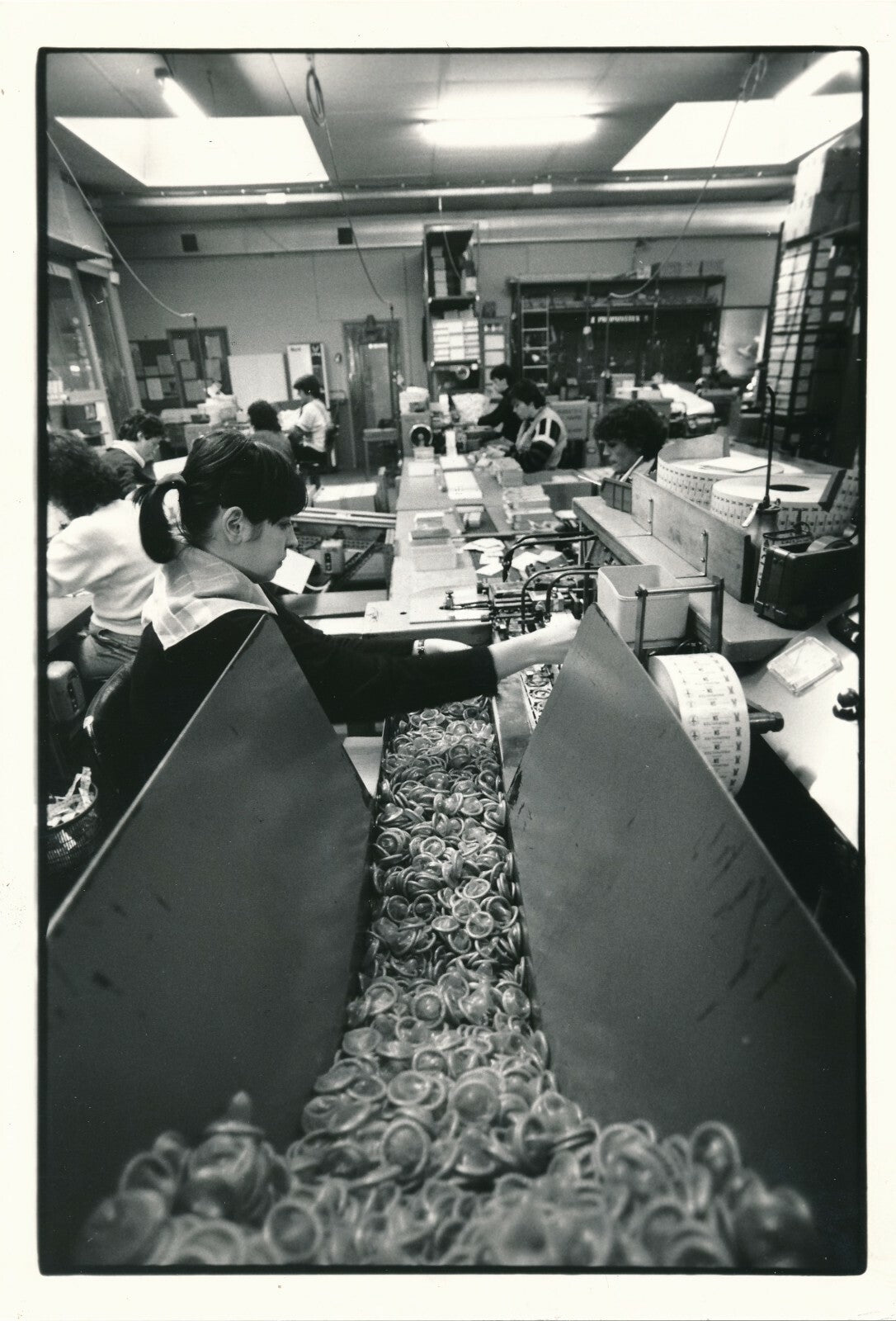 Fabrication préservatif capote 1986 photo photographie Laurent Sola