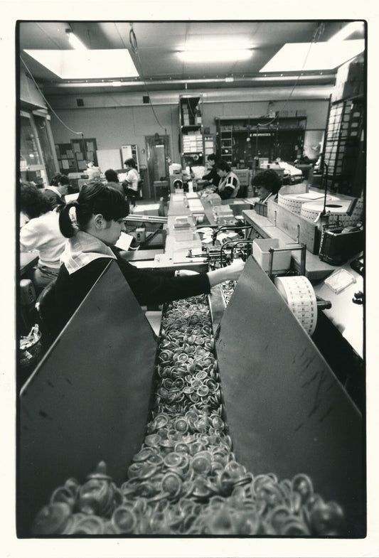 Fabrication préservatif capote 1986 photo photographie Laurent Sola