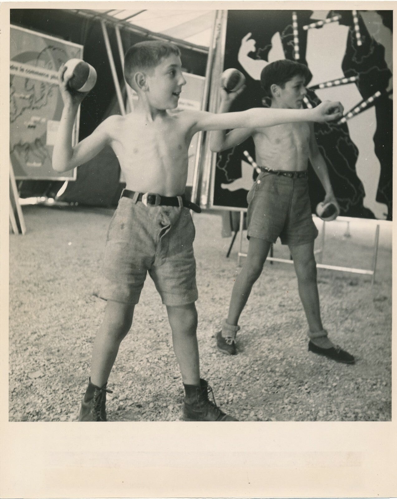 garçon jeu fête foraine Paris Vincennes 1950 photo photographie portrait enfant