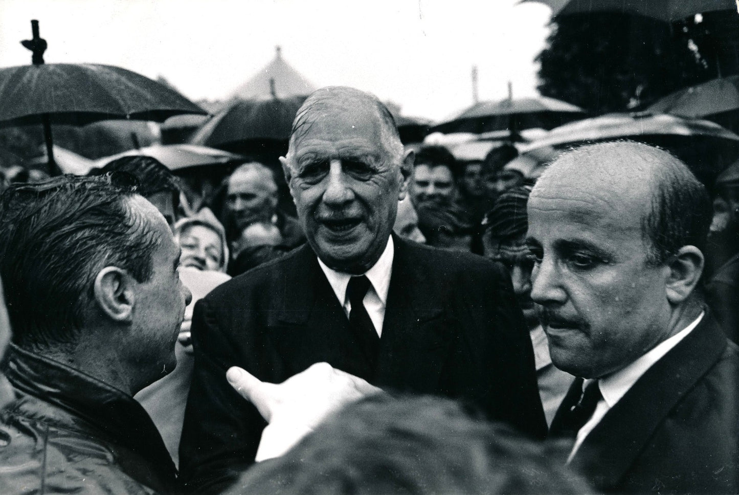 Photo Genéral de Gaulle civil pluie X 2 tirages argentique époque presse  fin 60