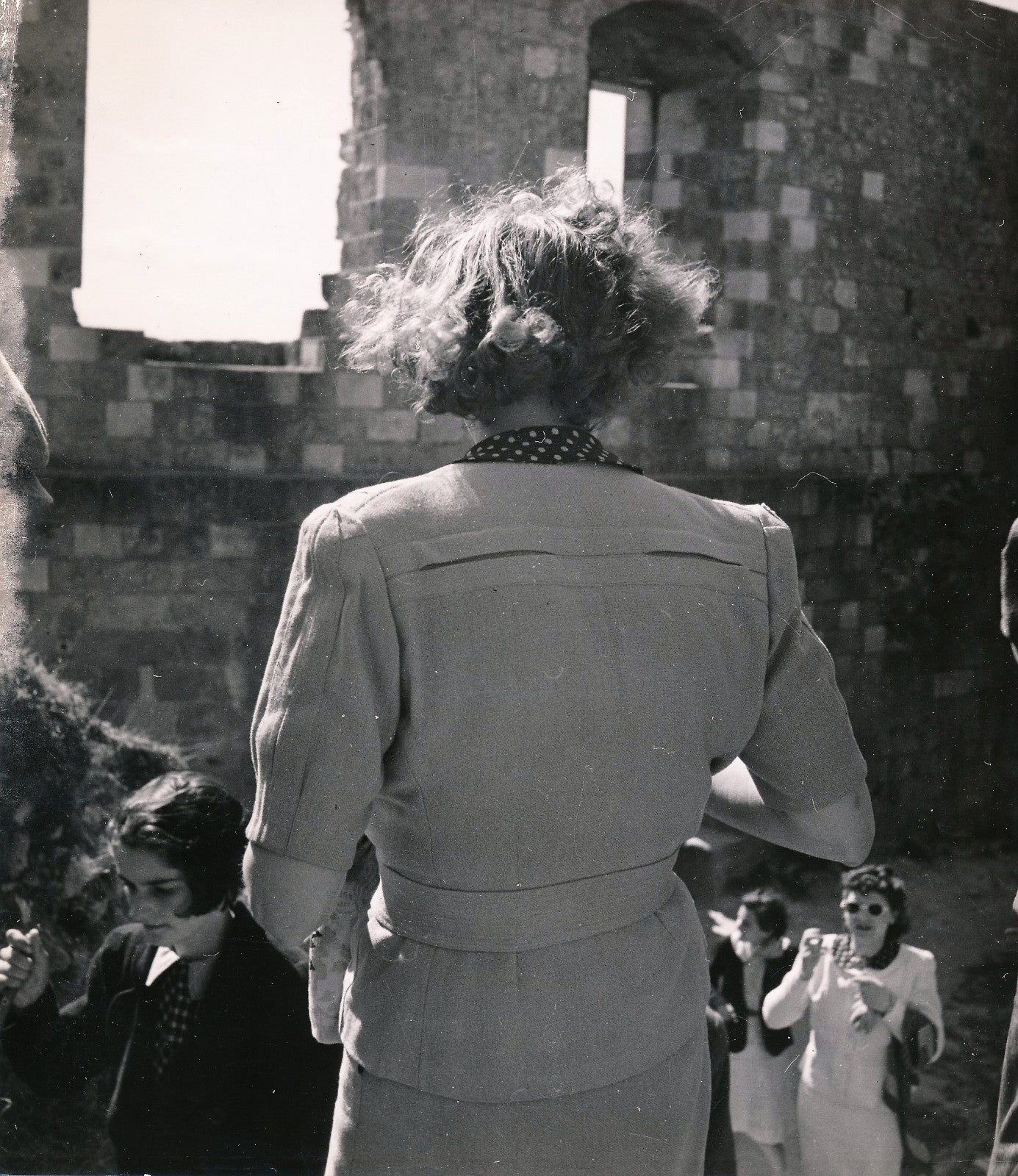Photographie Femme vue de dos, château Gaillard Nizier argentique époque tirage