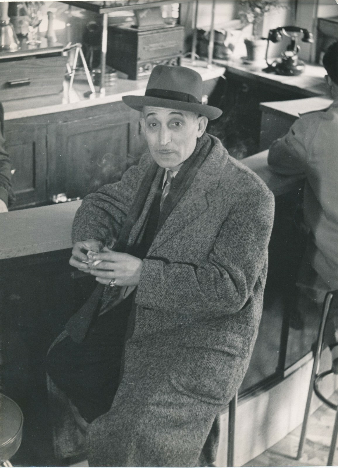 Georges VIOLLON Un homme dans un café photo photographie époque bar portrait