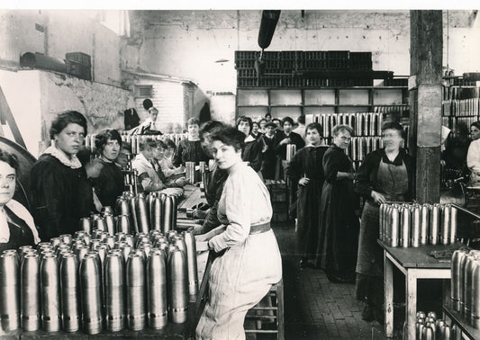 photo Guerre 1914-1918 femmes ouvrière fabrication obus tirage postérieur