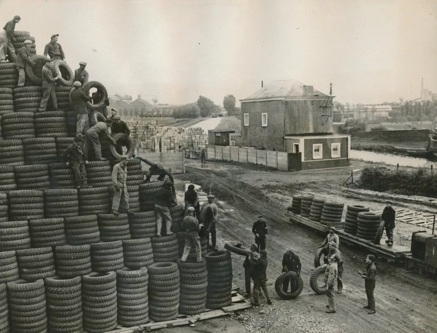 Guerre Pacifique Anvers 1945 2 photographies photo pneu port