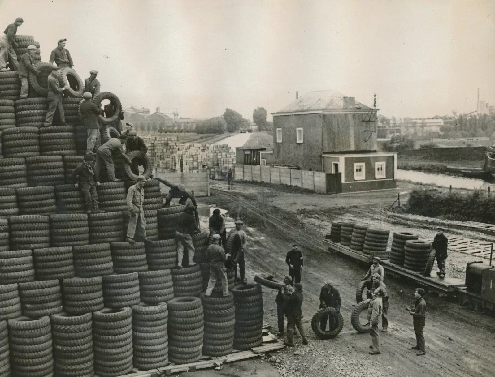 Guerre Pacifique Anvers 1945 2 photographies photo pneu port