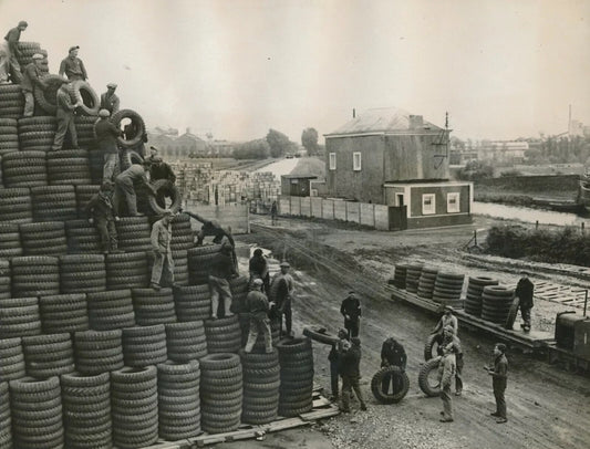 Guerre Pacifique Anvers 1945 2 photographies photo pneu port