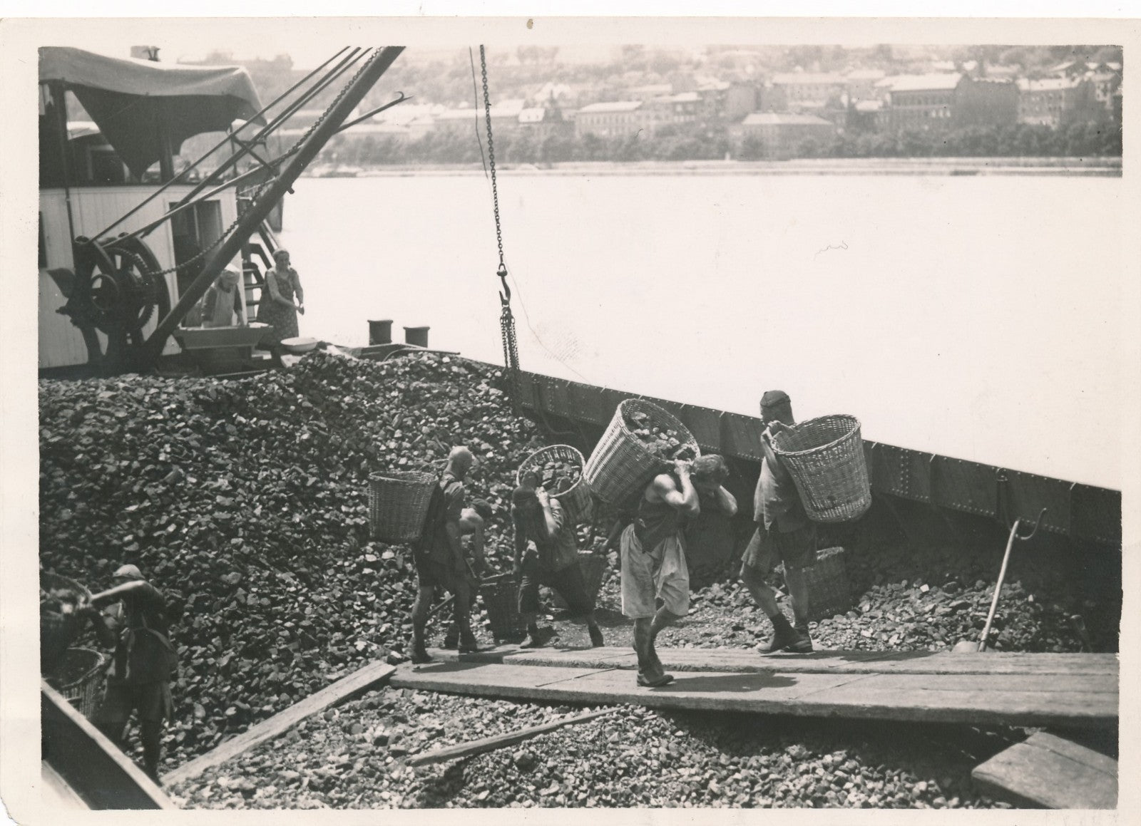 Hongrie transport charbon photo argentique époque Trampus c. 1945-1946 ouvrier
