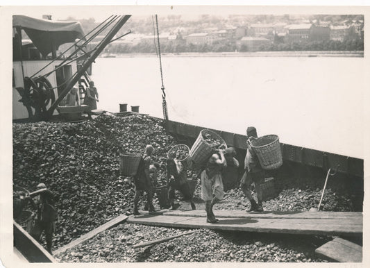 Hongrie transport charbon photo argentique époque Trampus c. 1945-1946 ouvrier
