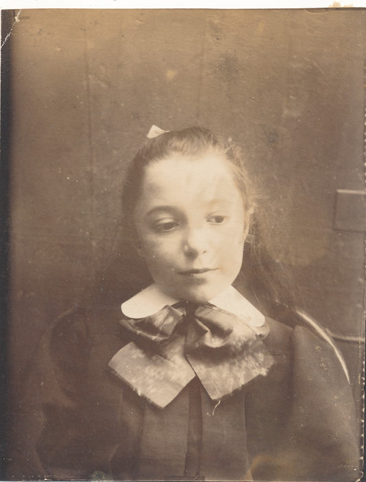 Portrait de fillette photo photographie sepia oxydatiobn v. 1900 regard