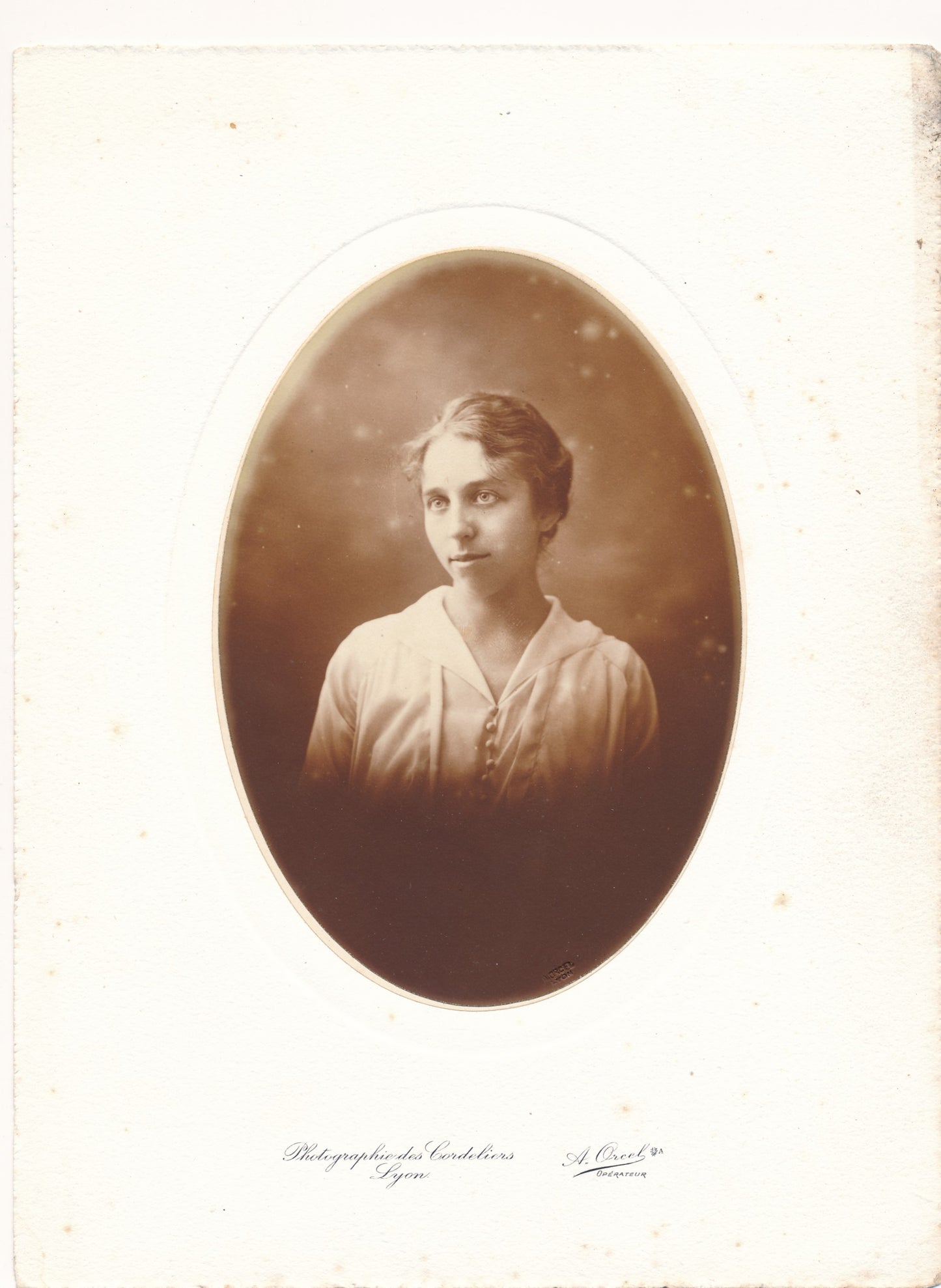 5 portraits même femme A. Orcel photographies des Cordeliers Lyon bel ensemble