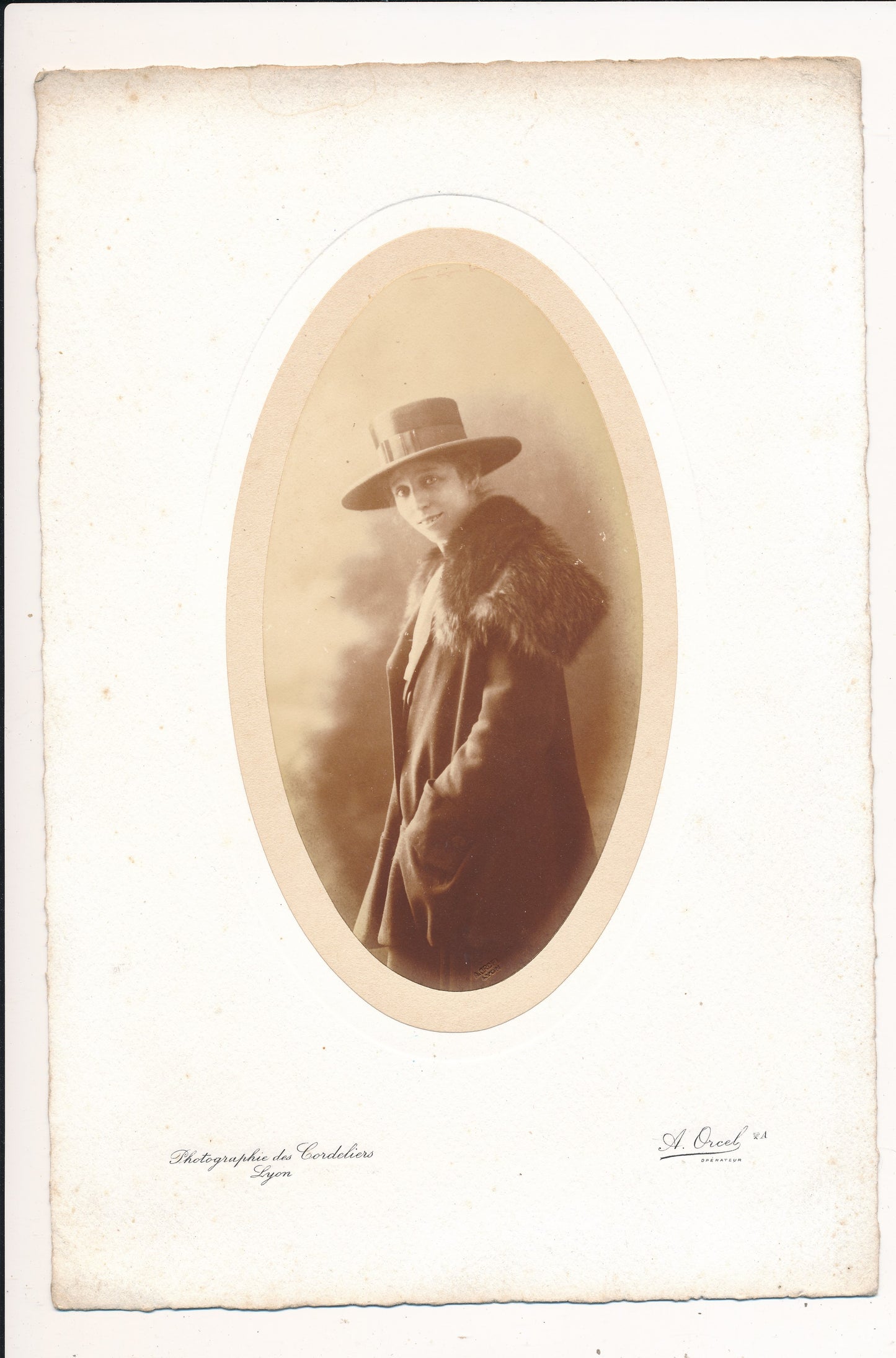 5 portraits même femme A. Orcel photographies des Cordeliers Lyon bel ensemble