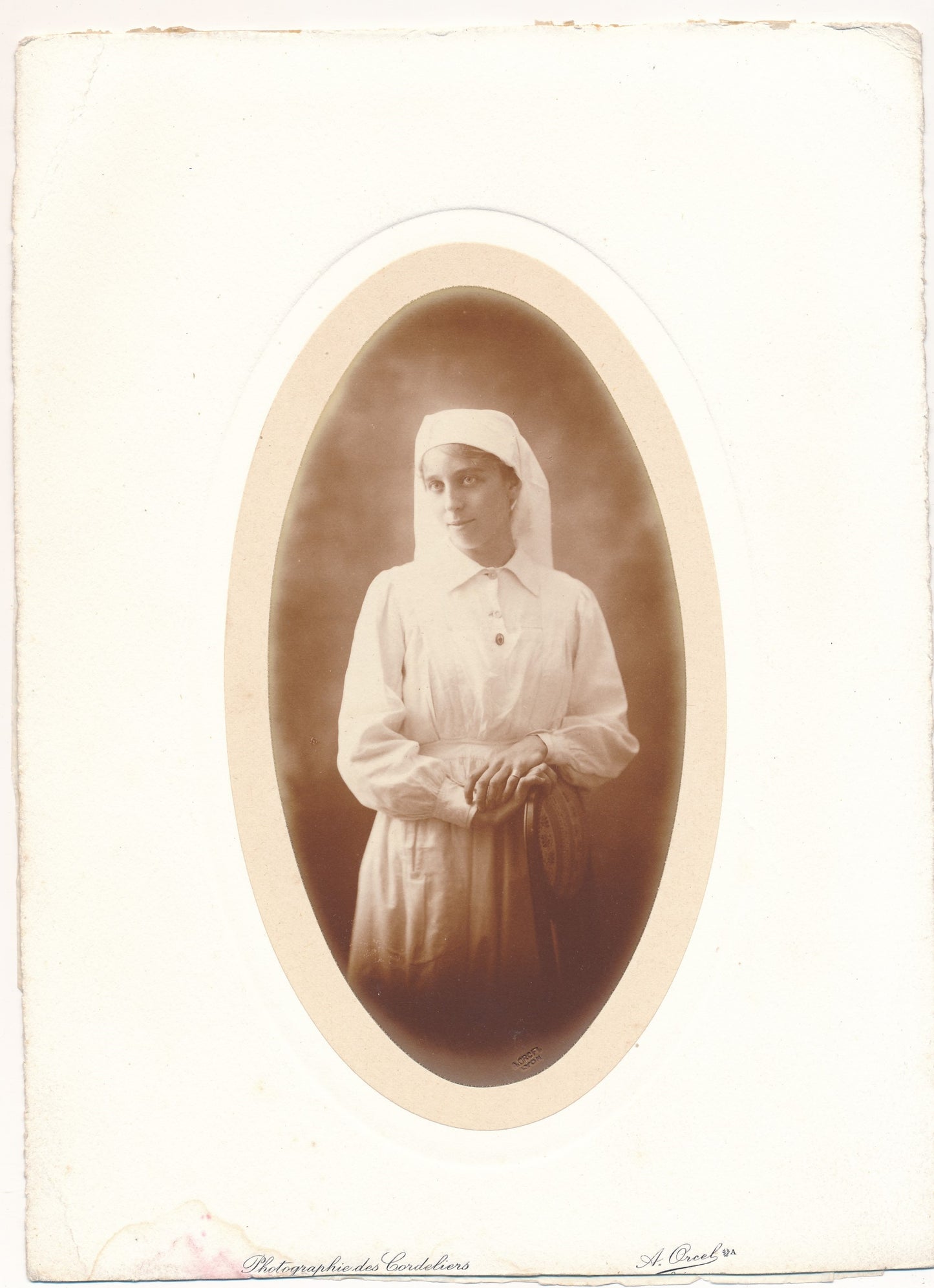 5 portraits même femme A. Orcel photographies des Cordeliers Lyon bel ensemble