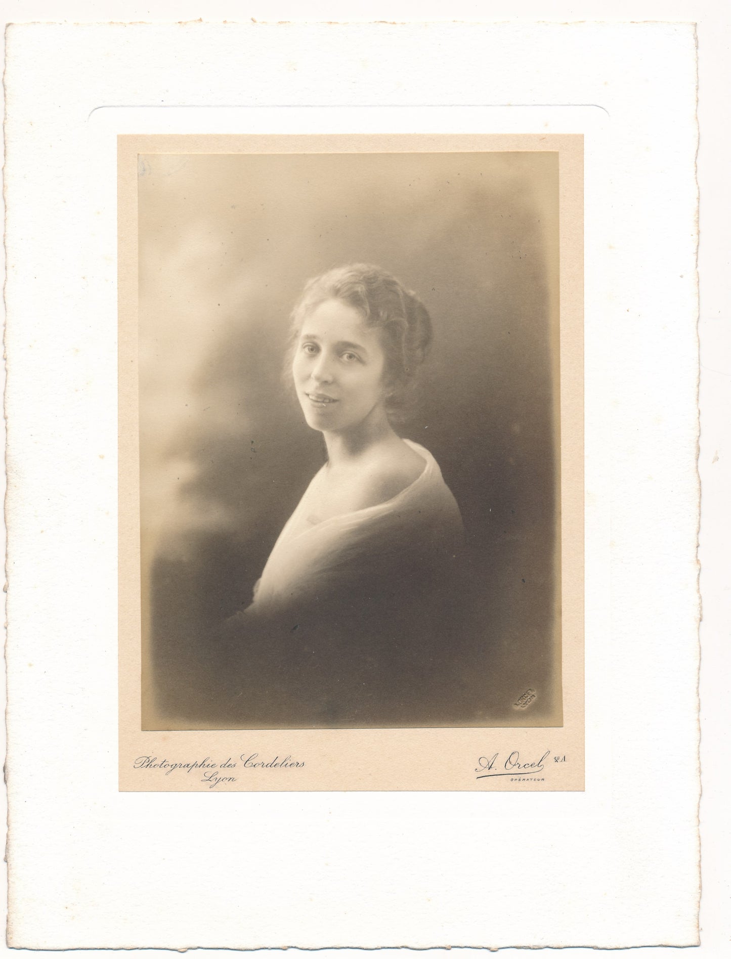 5 portraits même femme A. Orcel photographies des Cordeliers Lyon bel ensemble