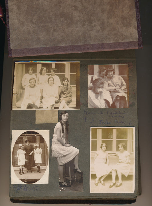 Bel album photo une jeune fille vers 1920 plus de 150 photographies "entre filles"