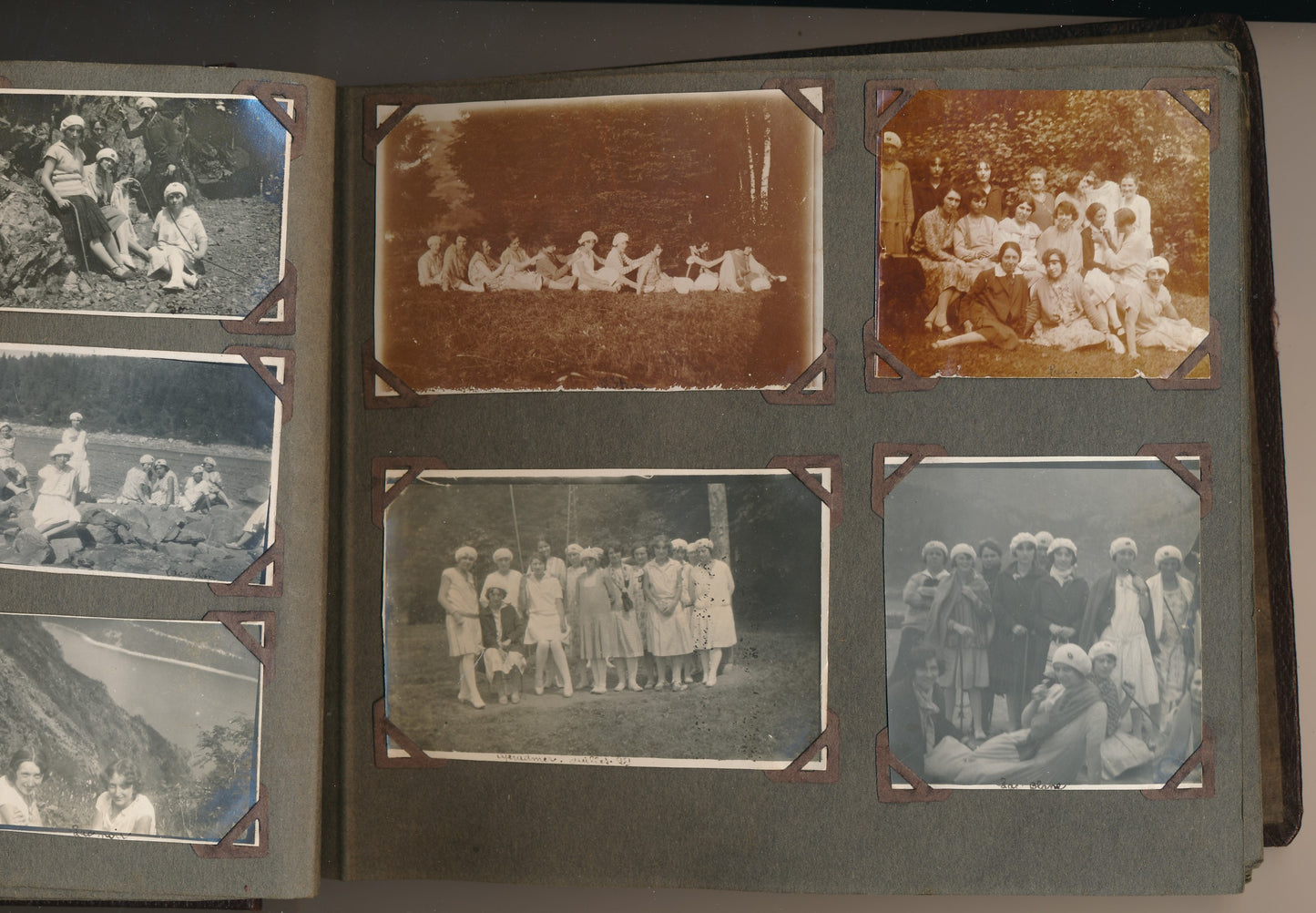 Bel album photo une jeune fille vers 1920 plus de 150 photographies "entre filles"