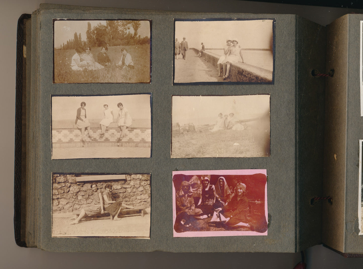 Bel album photo une jeune fille vers 1920 plus de 150 photographies "entre filles"