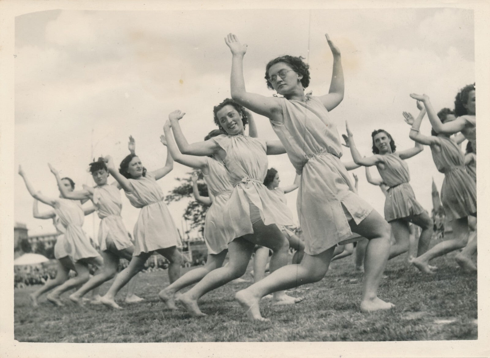 filles stade santé sport Occupation Pétain photo photographie censure 1941 danse