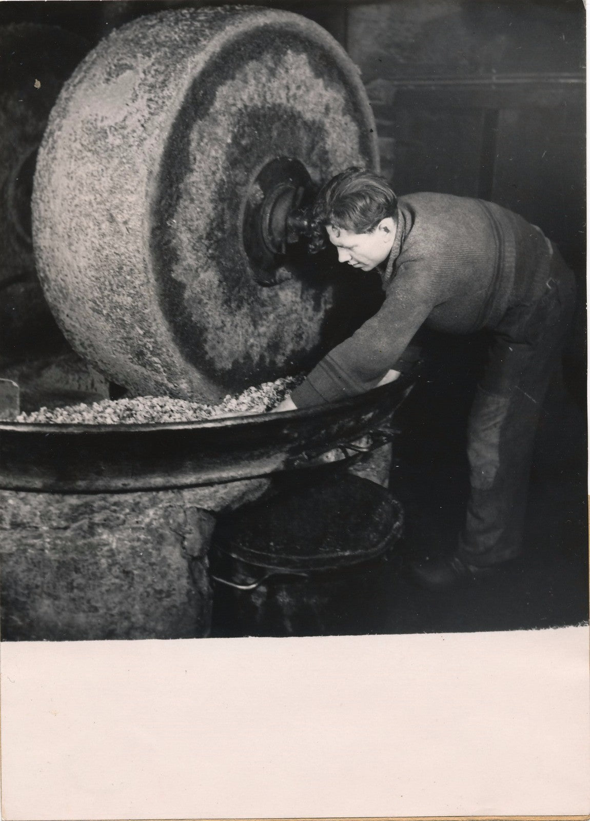 machine ouvrier huilerie artisanale Trampus 1940 tirage argentique