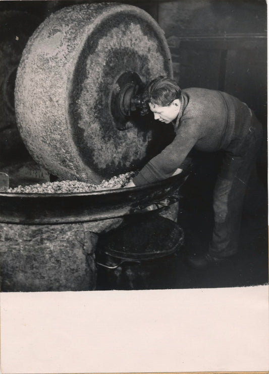 machine ouvrier huilerie artisanale Trampus 1940 tirage argentique