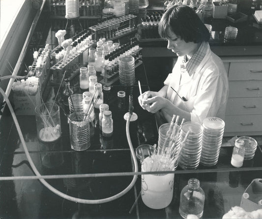 Lactose travail laboratoire photo argentique époque années 1960 Almasy