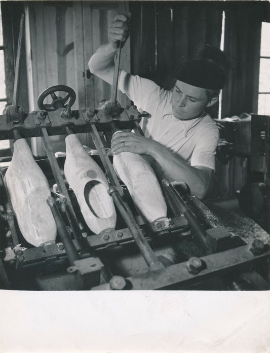 Le jeune sabotier sabot travail photo photographie époque vintage artisan